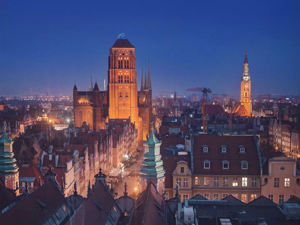 Widok z AmberSky Gdańsk po zmroku