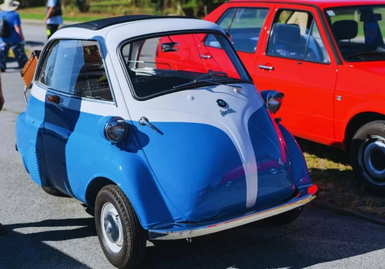 Niebieskie miniauto BMW Isetta