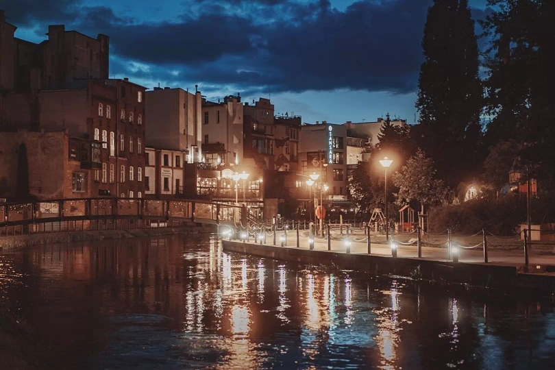 Wyspa Młyńska - widok po zmroku