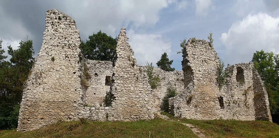 Ruiny zamku w Bydlinie, Szlak Orlich Gniazd / fot. Wikimedia