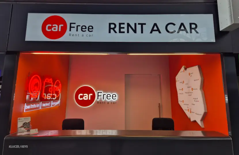 Wynajem samochod&oacute;w na lotnisku w Gdańsku / fot. CarFree