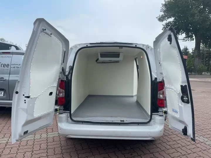 Samoch&oacute;d chłodnia wewnątrz Fiat Doblo / fot. CarFree