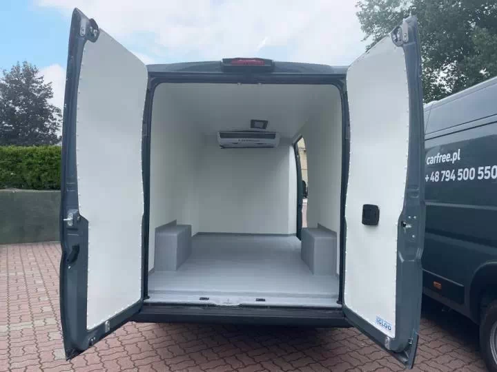 Samoch&oacute;d chłodnia wewnątrz Fiat Ducato / fot. CarFree