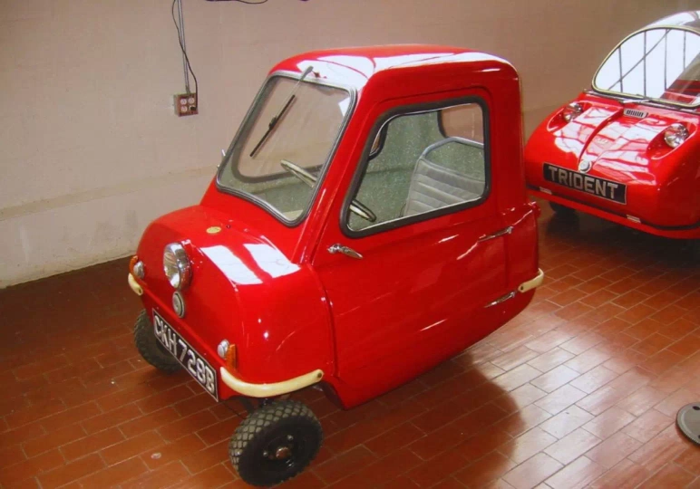 Czerwony samoch&oacute;d Peel P50