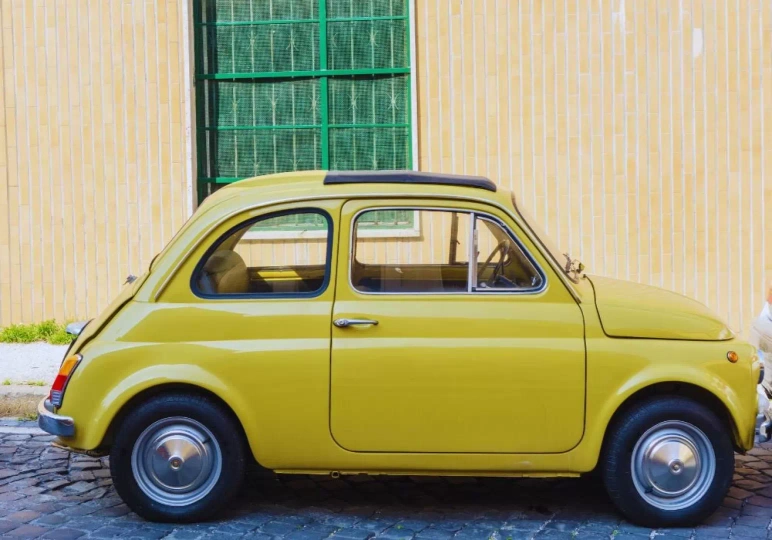 Ż&oacute;łty Fiat 500