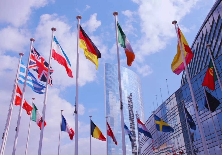 Podr&oacute;ż do UE wynajetym autem / fot. Canva.com