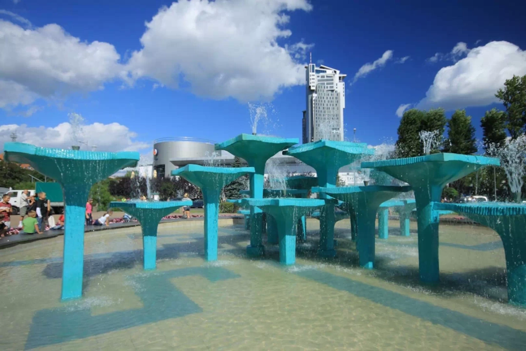 Niebieska fontanna, kt&oacute;ra znajduje się na Skwerze Kościuszki w Gdyni.