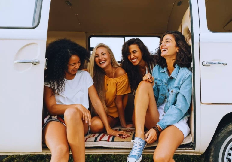 Samoch&oacute;d 9 osobowy na wynajem / fot. Canva.com