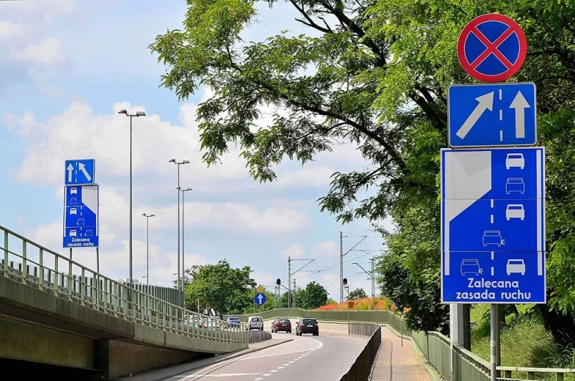 jazda na suwak znak / wikimedia.org