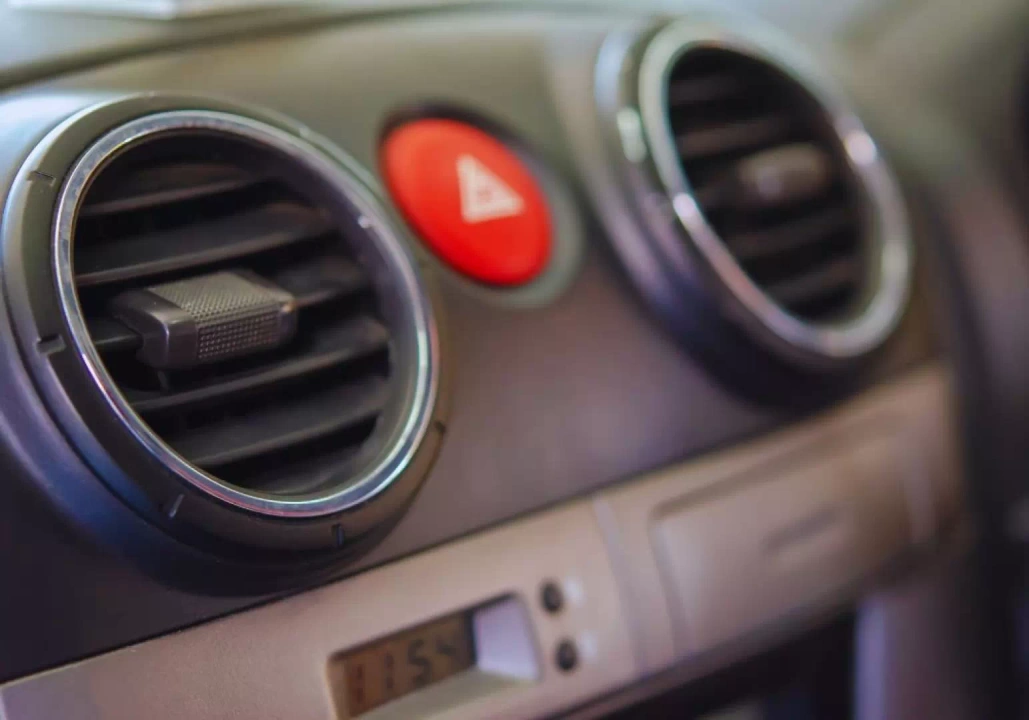 Ręczna klimatyzacja w aucie 