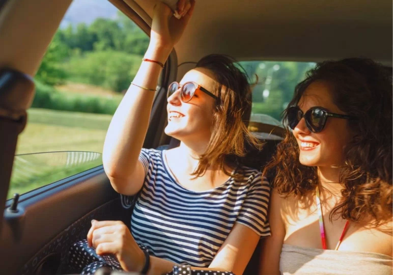 Kobiety podr&oacute;żujące samochodem