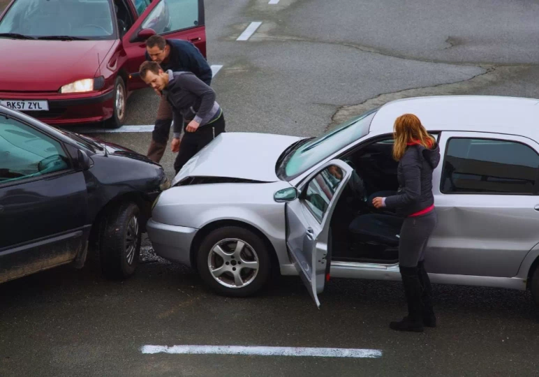 Co zrobić w przypadku stłuczki wypożyczonym samochodem? / fot. Canva