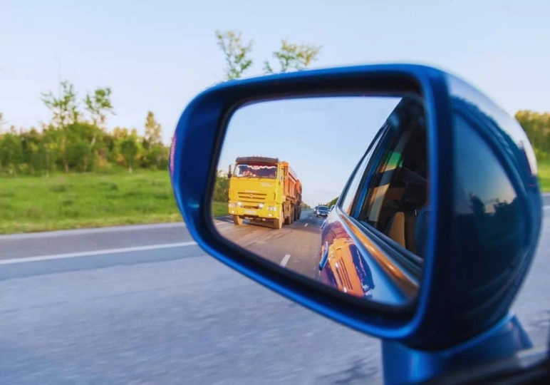 Poprawne ustawienie lusterka bocznego / fot. Canva.com