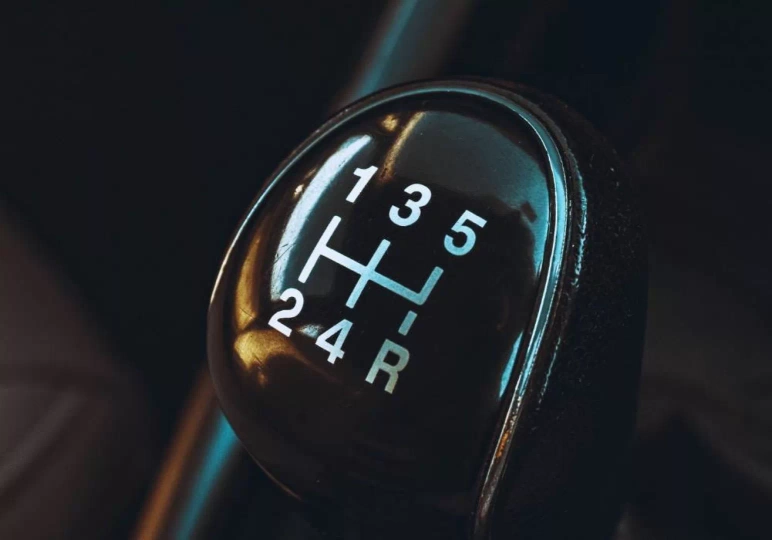 Uszkodzenie skrzyni bieg&oacute;w / fot. Canva.com