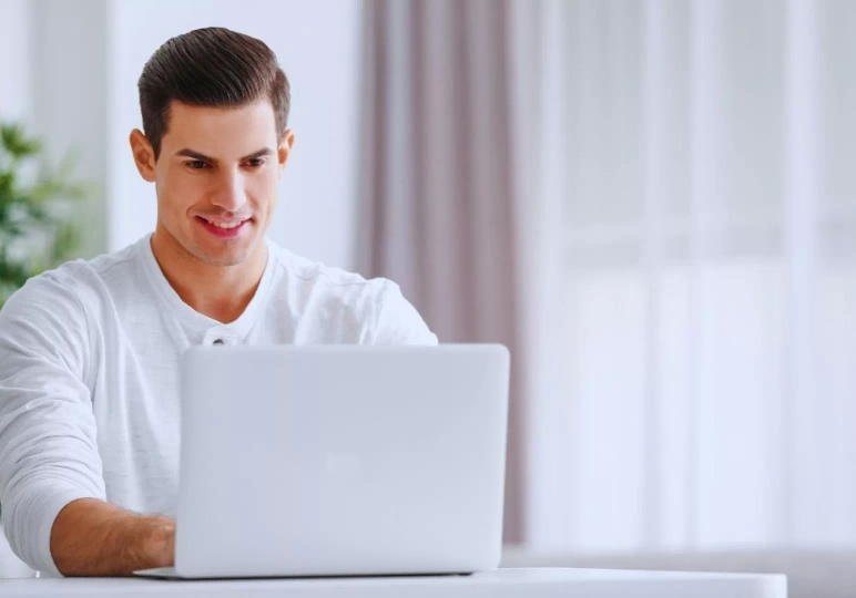 Mężczyzna pracuje przy laptopie