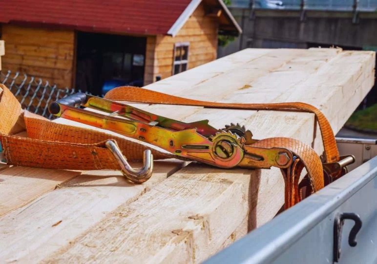 Jak zabezpieczyć ładunek, kt&oacute;ry wystaje z bagażnika / fot. Canva.com