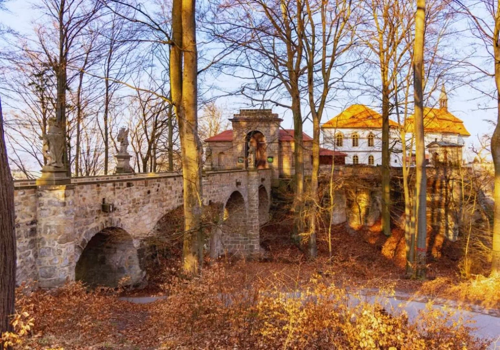 Zwiedzanie Vald&scaron;tejna / fot. Canva.com