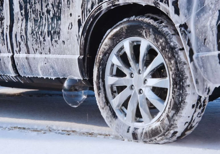 Samoch&oacute;d pokryty pianą