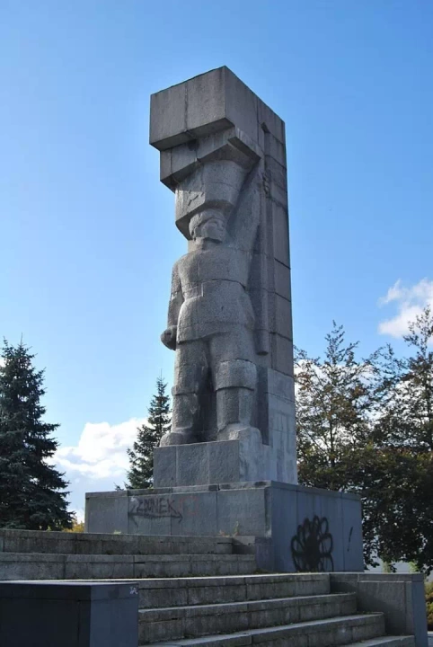 Imponujący pomnij wyzwolenia, kt&oacute;ry przedstawia żołnierza i jest symbolem walki.