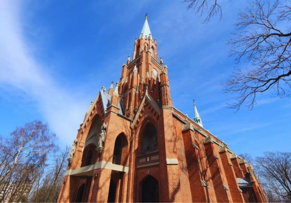 Ceglany kości&oacute;ł w Piekarach Śląskich