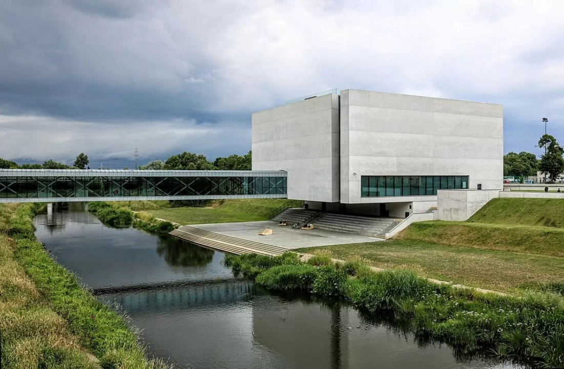Nowoczesna bryła muzeum, jakim jest Brama Poznania.