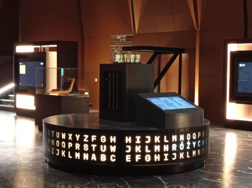 Atrakcje turystyczne w Poznaniu to także muzea - np. widoczne na zdjęciu Centrum Szyfr&oacute;w Enigma obok Placu Wolności.