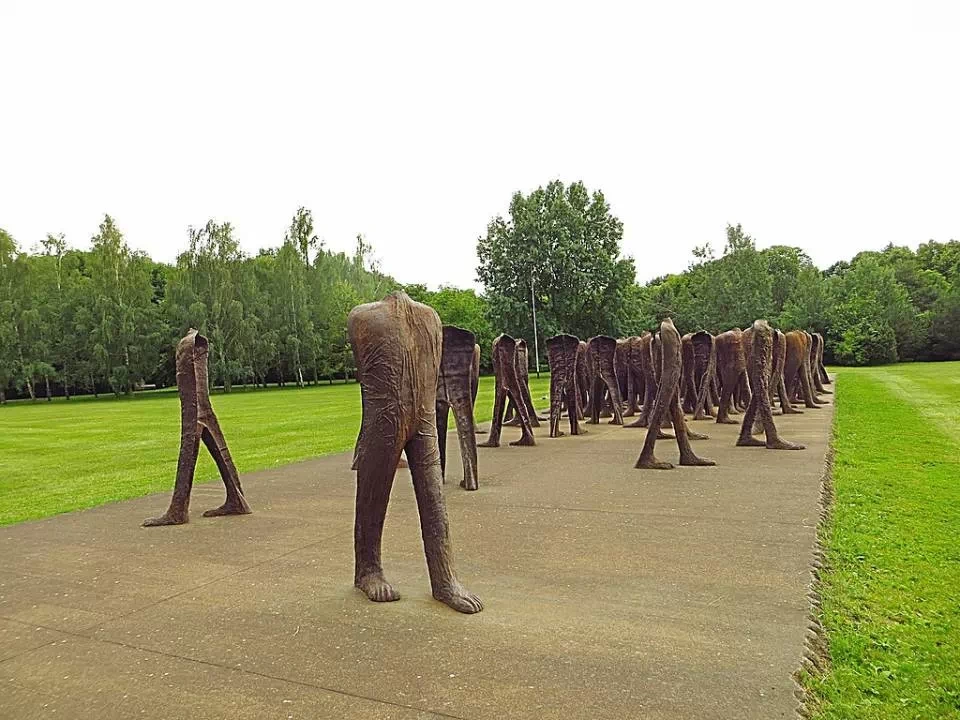 łynne rzeźby o nazwie Abakany, kt&oacute;re znajdują się na poznańskiej Cytadeli.