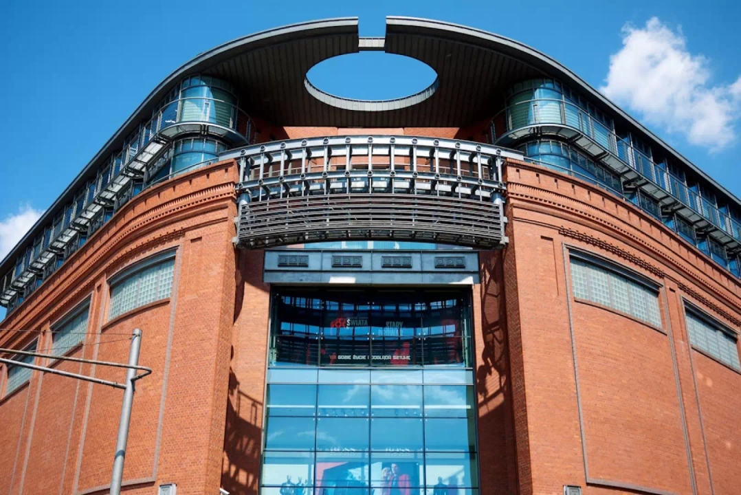 Budynek Starego Browaru prezentuje się imponująco, dlatego przechodząc ulicą P&oacute;łwiejską, nie da się minąć go obojętnie.