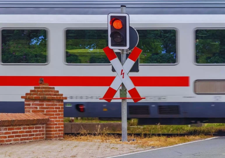 przejazd_kolejowy_z_czerwonym_swiatlem-prill-canva.webp