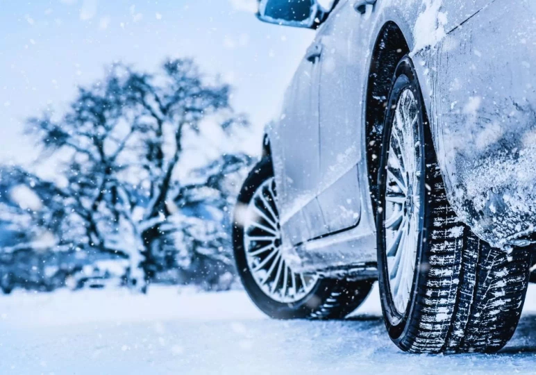 Samoch&oacute;d na śniegu