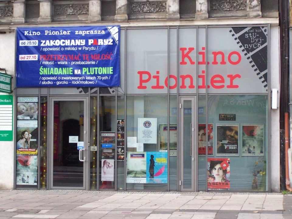 Widok na wejście do Kina Pionier w Szczecinie, kt&oacute;re pokryte jest plakatami.