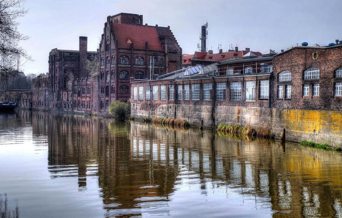 Widok na Wenecję Szczecońslą - zabudowę z czerwonej cegły, kt&oacute;ra znajduje się tuż przy rzece