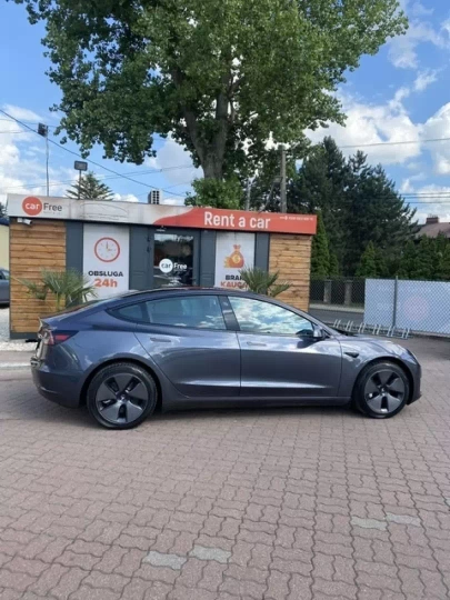 Tesla na wynajem / fot. CarFree