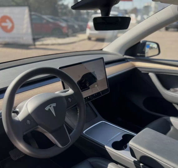 Czarna Tesla na wynajem w CarFree