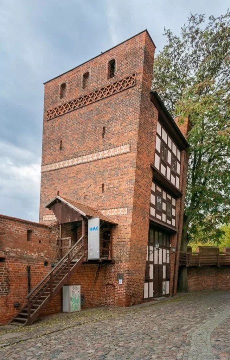 Budynek z czerwonej cegły, jakim jest Krzywa Wieża w Toruniu