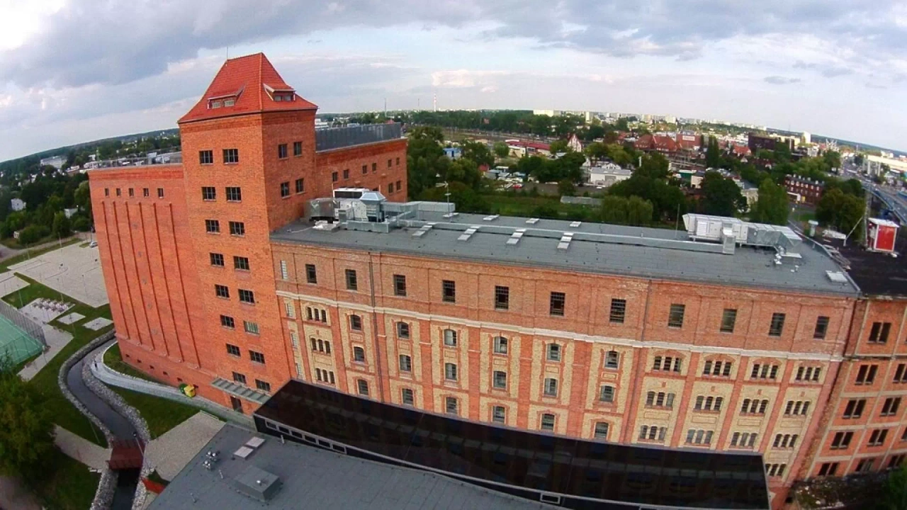 Budynek Centrum Nowoczesności Młyn Wiedzy z czerwonej cegły, kt&oacute;ry widziany jest z lotu ptaka.