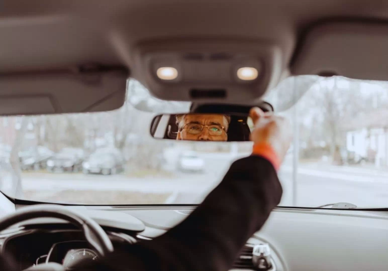 Ustawianie wstecznego lusterka / fot. Canva.com
