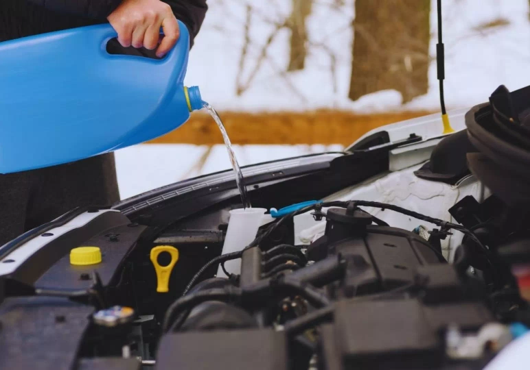 Wlewanie płynu do spryskiwaczy (fot. Canva.com)