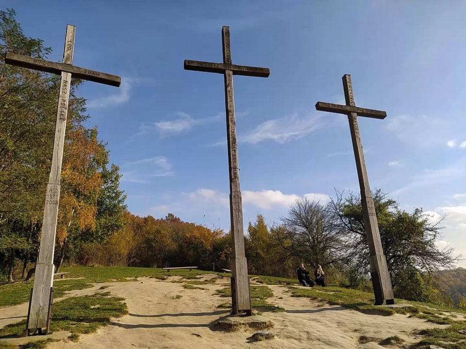 Drewniane krzyże na Wzg&oacute;rzu Trzech Krzyży w Kazimierzu Dolnym