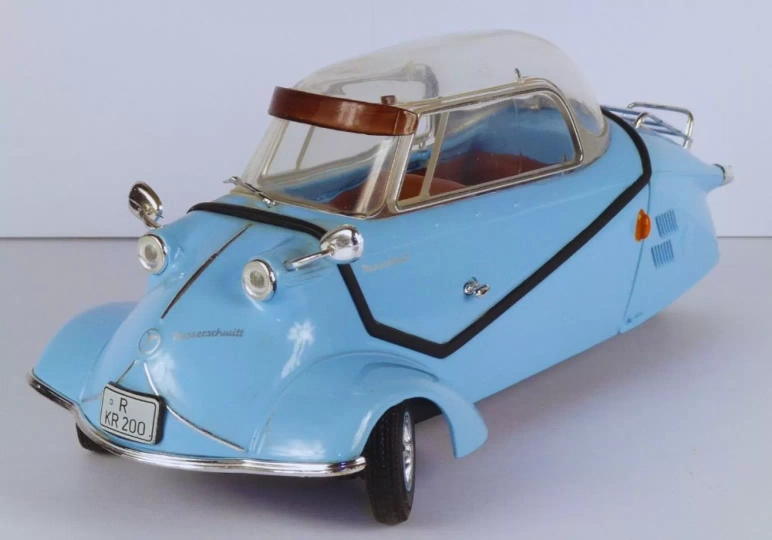 Zabawkowy niebieski model auta Messerschmitt